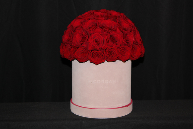 Small red roses · pink base