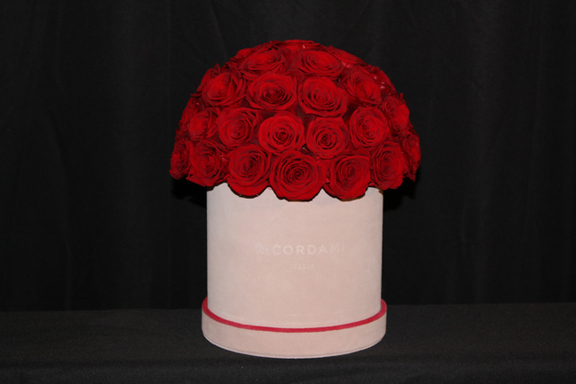 Small red roses · pink base