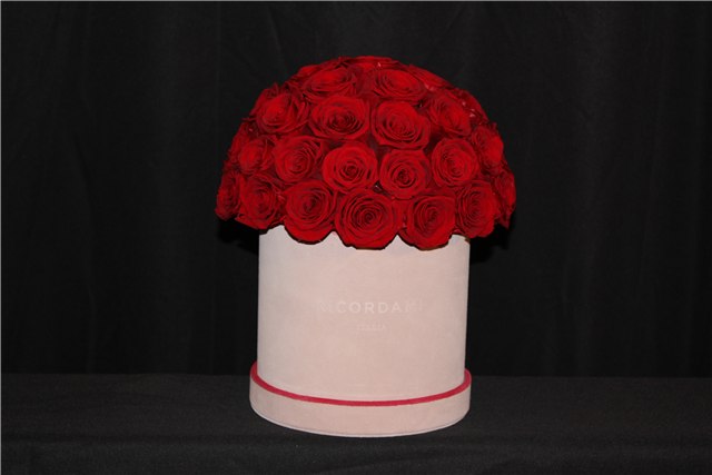Small red roses · pink base